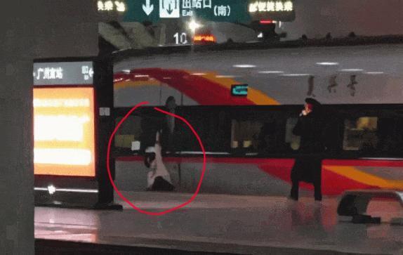高铁被拖行”通报：手指夹伤已送医！j9国际站强行上车！广州“旅客扒