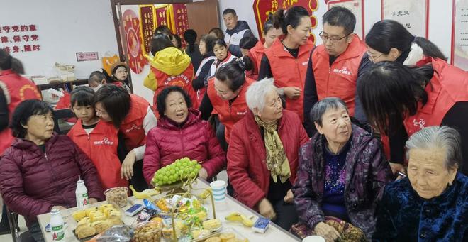 基层｜“帘”动你我 温暖守护j9九游会真人游戏第一新春走(图1)
