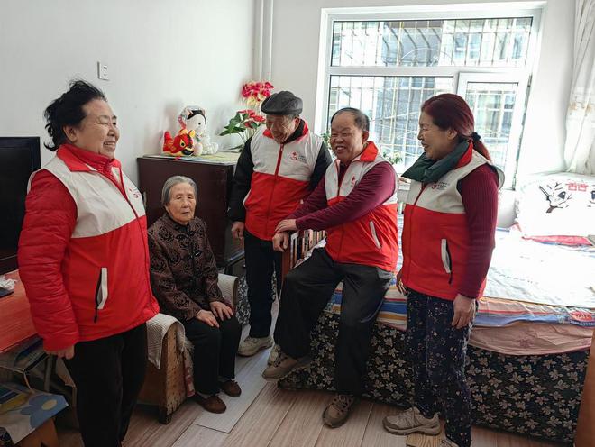 基层｜“帘”动你我 温暖守护j9九游会真人游戏第一新春走(图2)